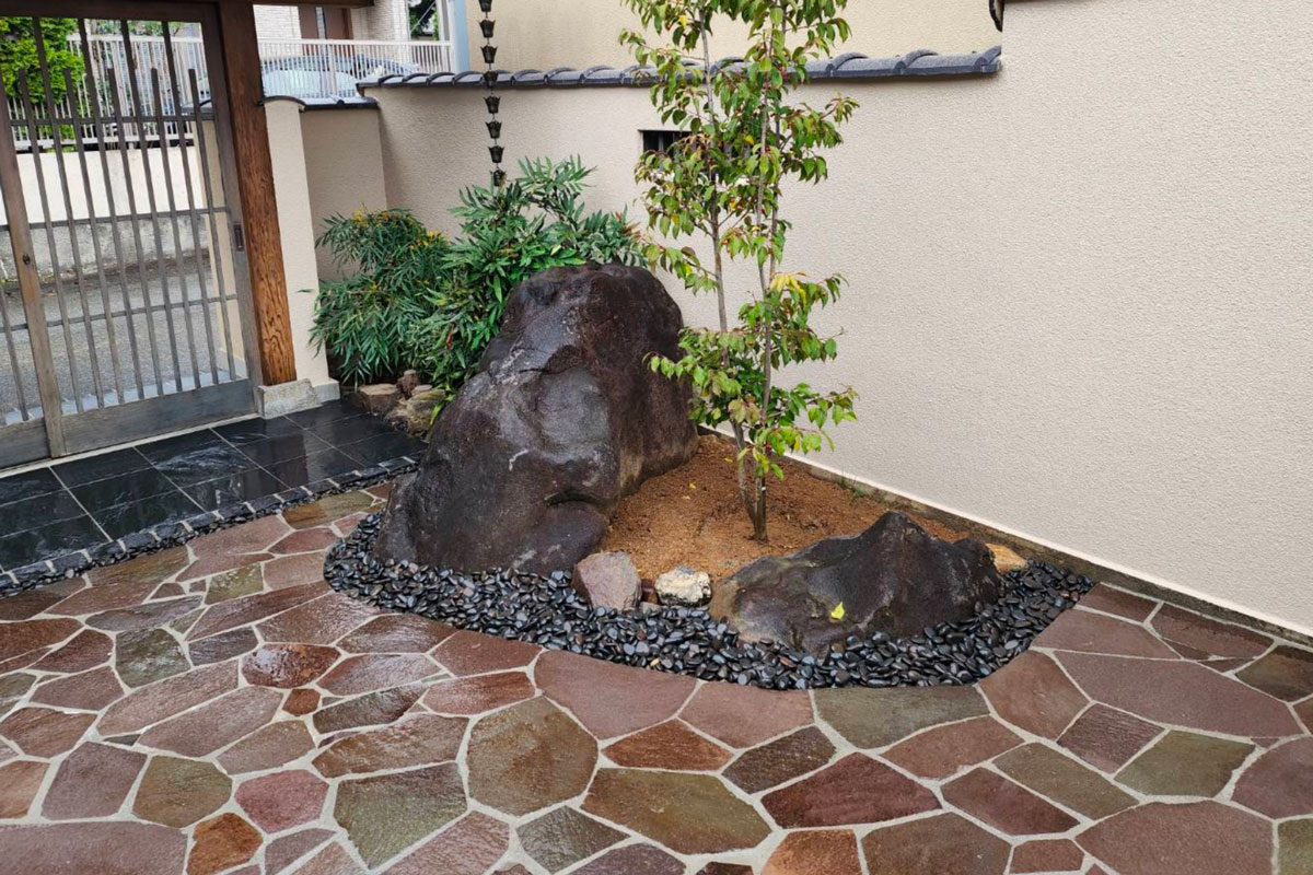 山梨県甲府市 外構工事（石張り、植栽）