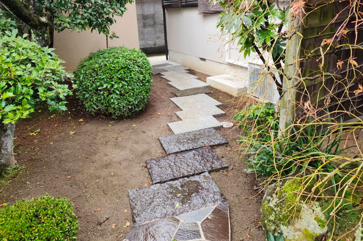 山梨県甲府市 外構工事（石張り、植栽）