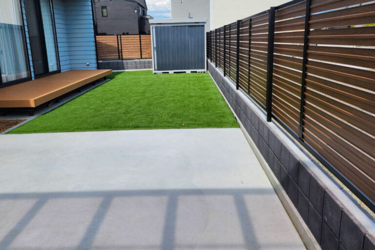 山梨県甲府市 外構工事（石張り、植栽、目隠しフェンス、人工芝）