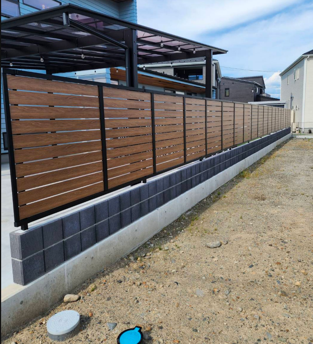 山梨県甲府市 外構工事（石張り、植栽、目隠しフェンス、人工芝）