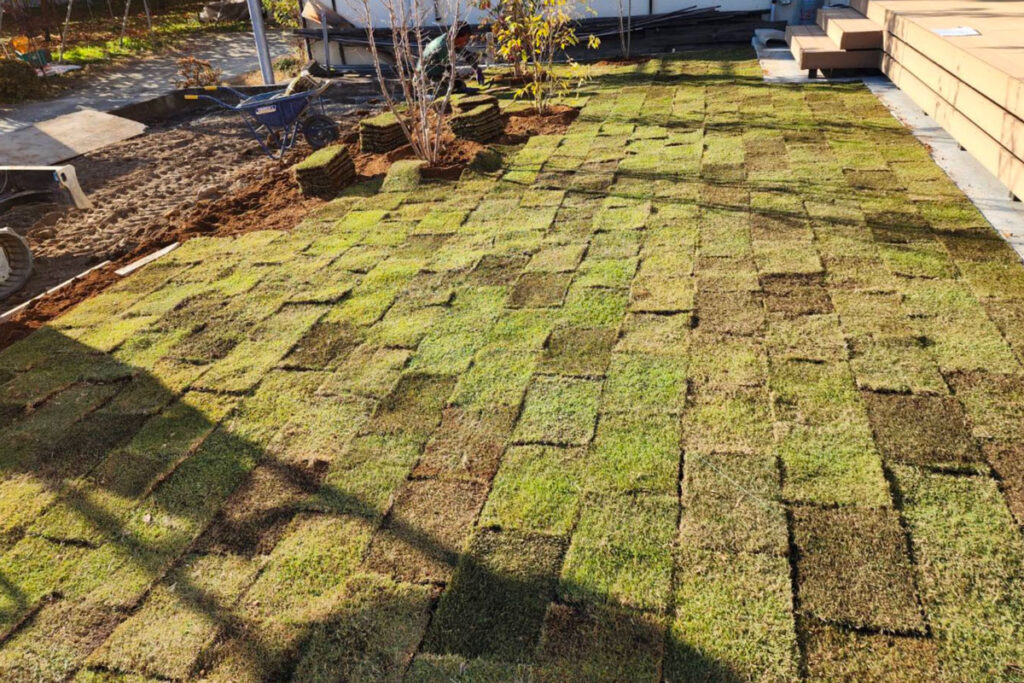 山梨県山梨市 外構工事（芝はり、植栽、デッキ）