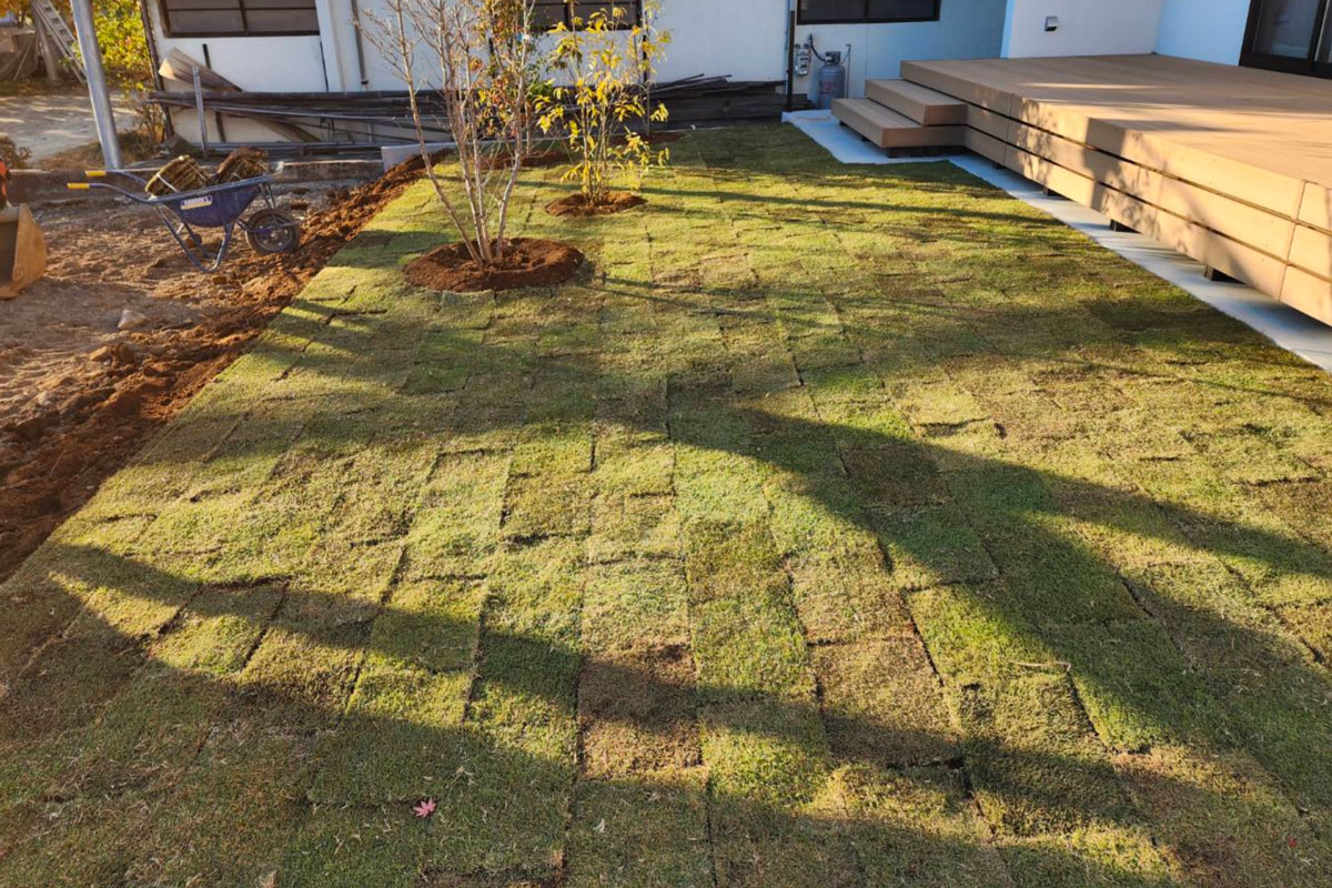 山梨県山梨市 外構工事（芝はり、植栽、デッキ）