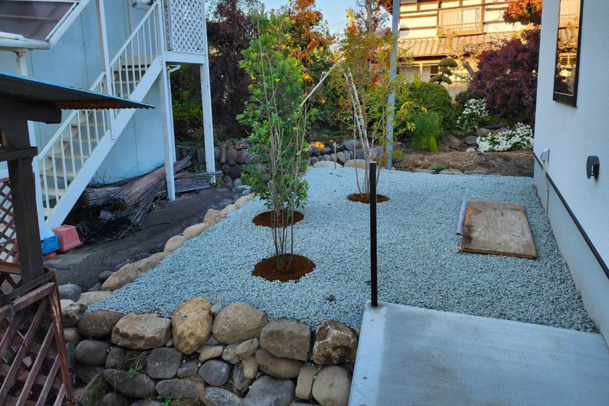 山梨県山梨市 外構工事（芝はり、植栽、デッキ）