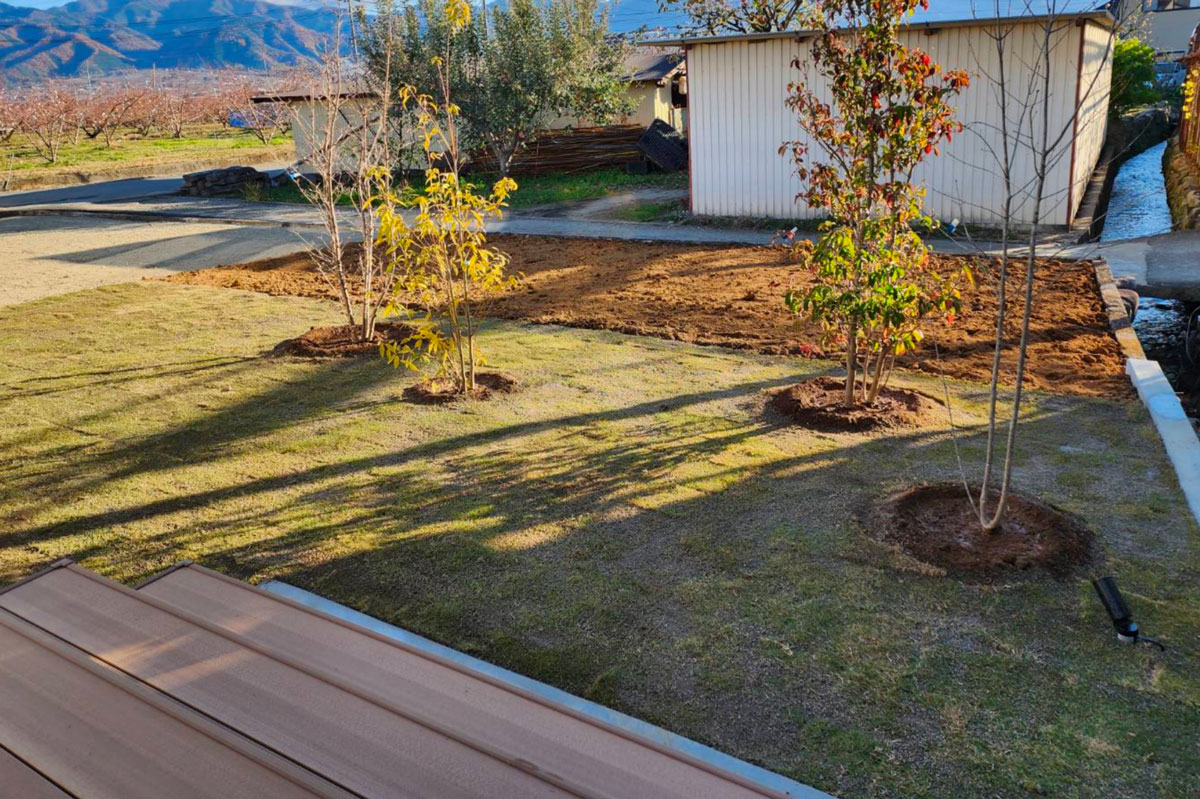 山梨県山梨市 外構工事（芝はり、植栽、デッキ）