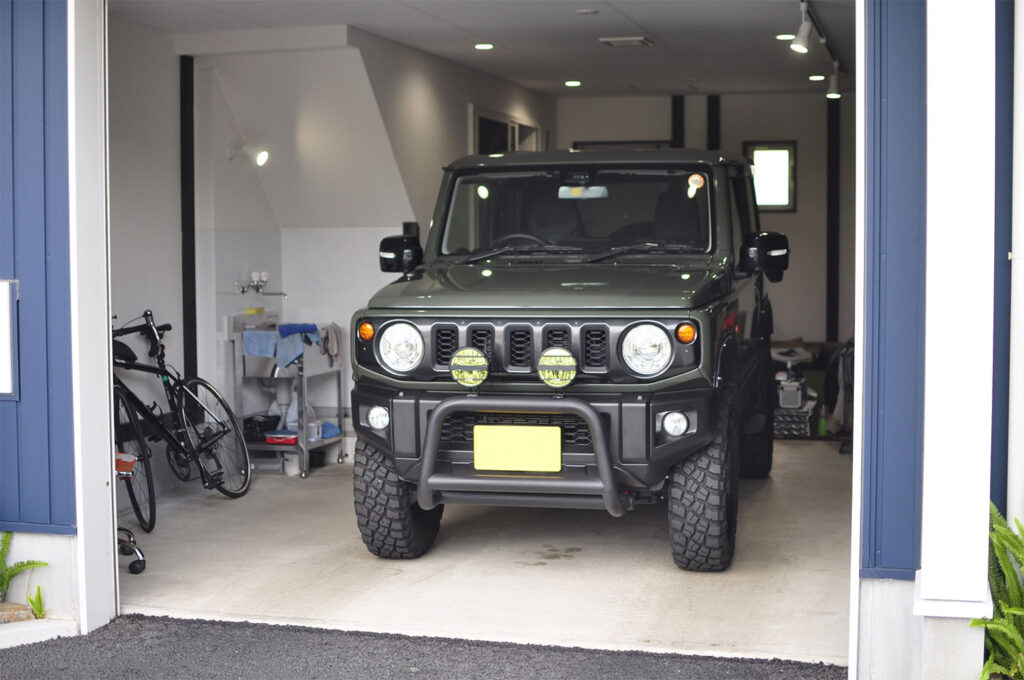 住宅のガレージ内に車を駐車した駐車スペース施工例