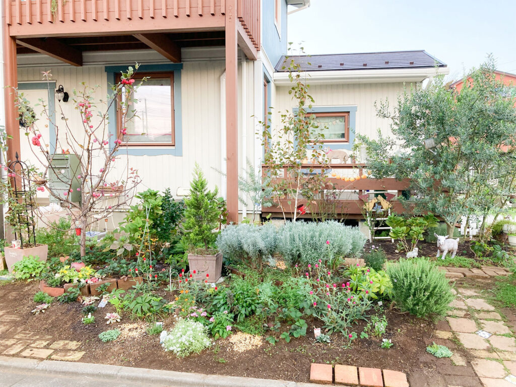 住宅の庭に植栽を施したガーデンデザインの施工事例