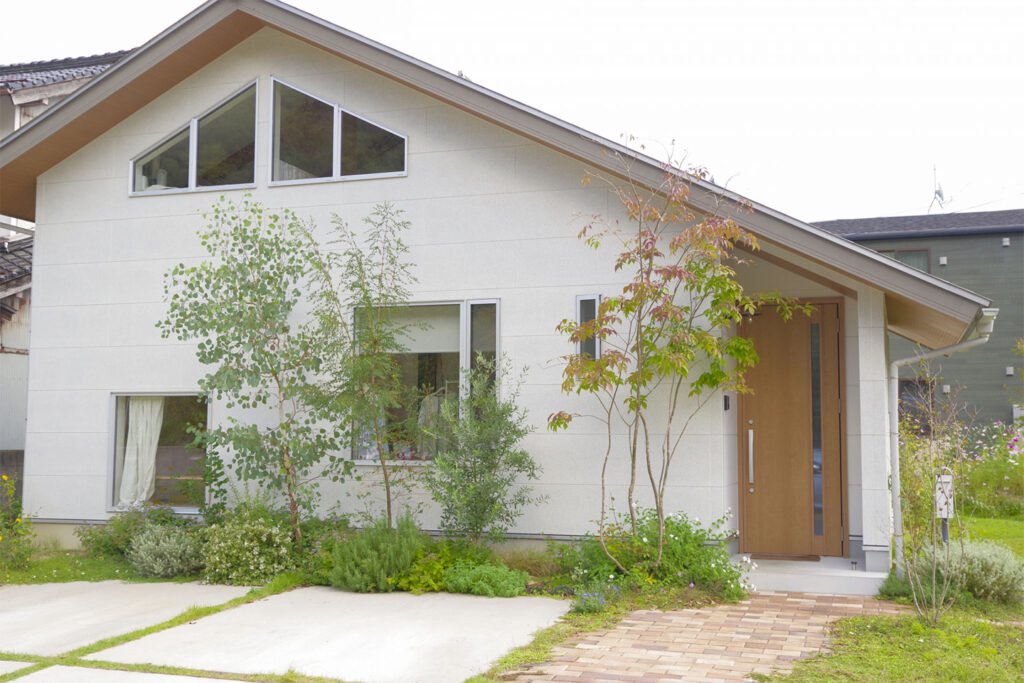 住宅の門まわりと玄関アプローチの外構施工事例