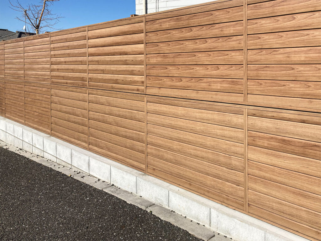 モダン住宅のフェンス