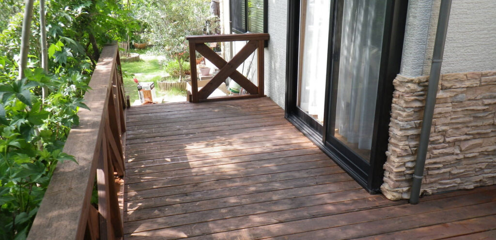 住宅に調和するウッドデッキ