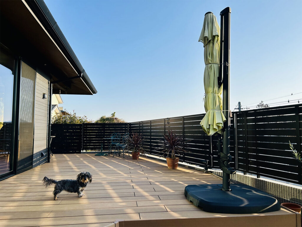 住宅の庭に設置したウッドデッキの施工事例